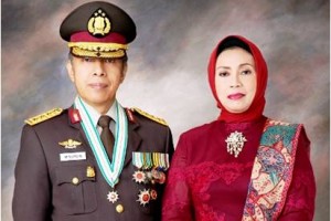 Komjen Pol (Purn), Drs HM Nurdin beserta istri.